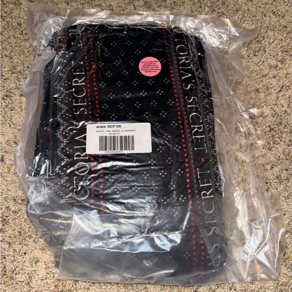 VICTORIA’S SECRET SHERPA  Blanket HOLIDAY ❄️ - Picture 4 of 5